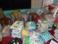 Hoạt động ủng hộ sách giáo khoa , vở, đồ dùng học tập cho học sinh trường Nguyễn Bá Ngọc Huyện Tây Giang